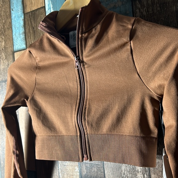 Anwnd Active small coco crop workout top with thumb holes - Picture 7 of 11